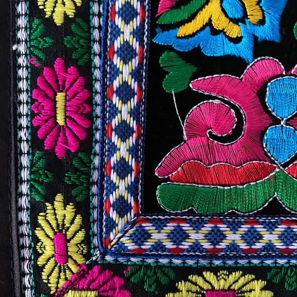 NWOT Vibrant Hand Cross Stitched Embroidered Cross Body Boho Bag 11”x11”x1.5” - Picture 13 of 13